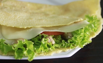 O sanduíche bem leve com recheio de alface, tomate e muçarela está no cardápio do Açaí Raiz